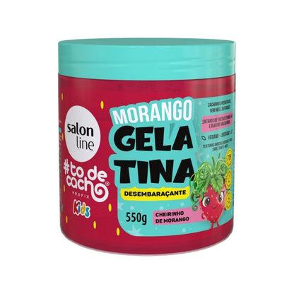 La Gelatina Desenredante de Fresa #todecacho Kids, además de su dulce aroma a fresa, proporciona desenredado, hidratación, definición con fijación ligera, brillo y control del encrespamiento. Está dermatológicamente probada y contiene protector solar.