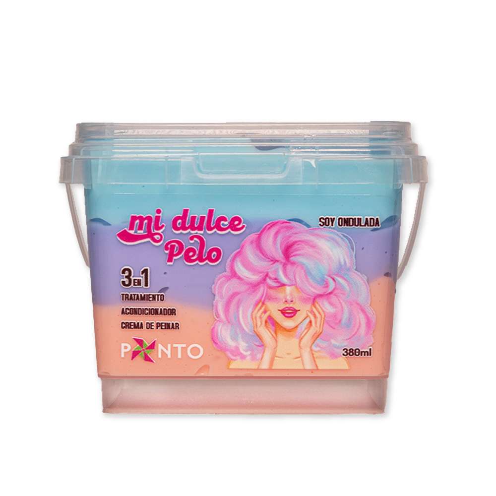 Mi Dulce Pelo Soy Ondulada es un tratamiento capilar 3 en 1 creado para realzar la belleza del pelo ondulado. Puede usarse como mascarilla, acondicionador o crema de peinar, según la necesidad de la rutina.

 

Su fórmula combina proteína de trigo y manteca de karité, dos activos que hidratan, fortalecen y reparan la fibra capilar, dejando el pelo suave, brillante y sin rigidez. Además, su delicioso aroma a algodón de azúcar convierte cada aplicación en un momento único de cuidado y disfrute.