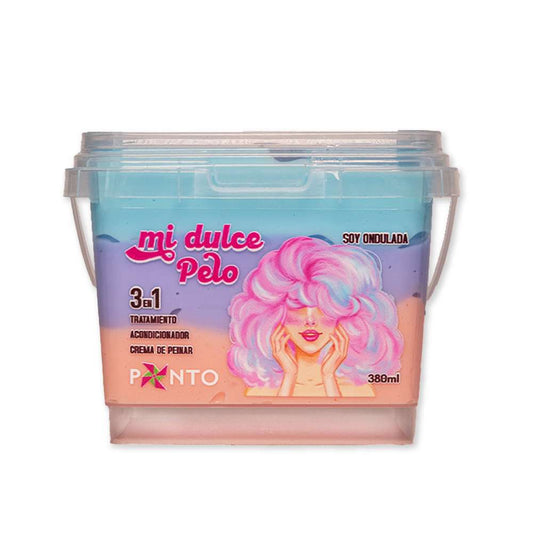 Mi Dulce Pelo Soy Ondulada es un tratamiento capilar 3 en 1 creado para realzar la belleza del pelo ondulado. Puede usarse como mascarilla, acondicionador o crema de peinar, según la necesidad de la rutina.

 

Su fórmula combina proteína de trigo y manteca de karité, dos activos que hidratan, fortalecen y reparan la fibra capilar, dejando el pelo suave, brillante y sin rigidez. Además, su delicioso aroma a algodón de azúcar convierte cada aplicación en un momento único de cuidado y disfrute.
