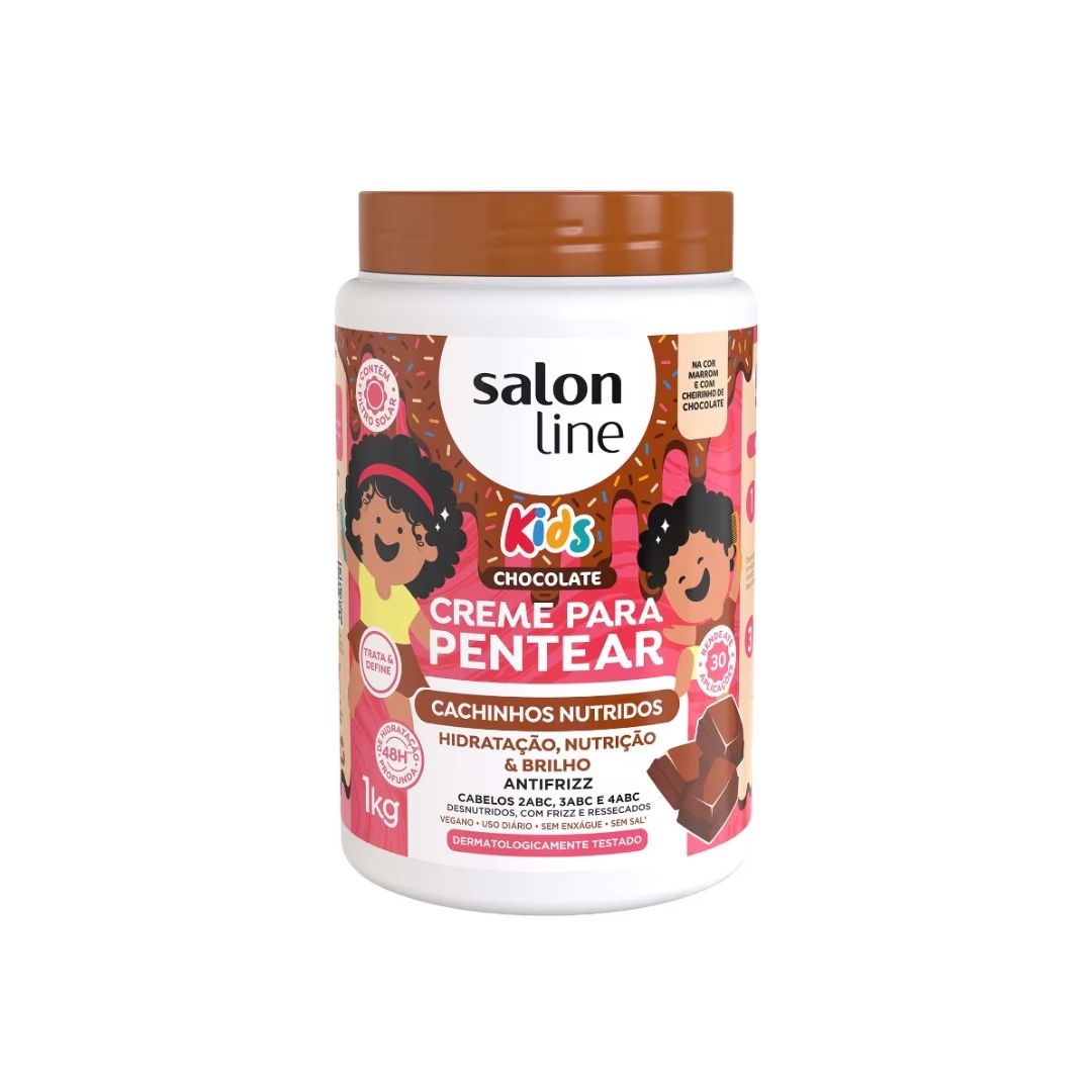 La Crema para Peinar Chocolate Kids Cachinhos Nutridos garantiza nutrición, definición súper brillante y acción anti-frizz. Con efecto acondicionador, promueve más vitalidad y deja los rizos siempre tratados, suaves y sedosos.

Está dermatológicamente testado, es de color marrón y tiene aroma a chocolate. Contiene protector solar.