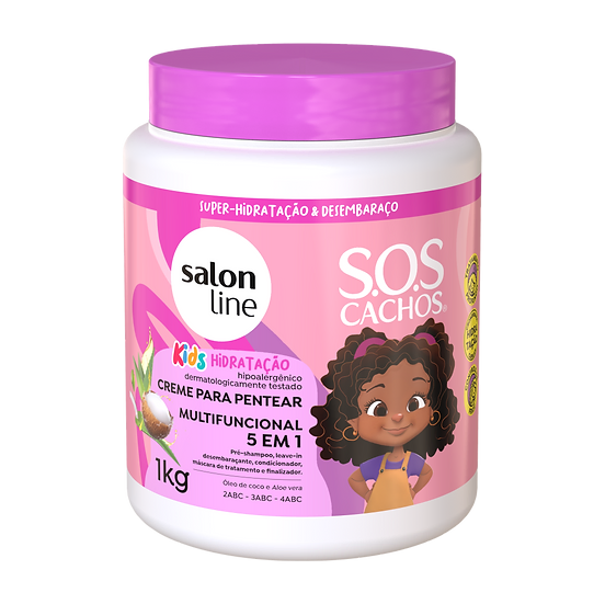 La crema para peinar Multifuncional 5en1 SOS Cachos Kids hidratante  tiene una fórmula enriquecida con aceite de coco y aloe vera que mantiene la hidratación, controla el encrespamiento y aporta brillo.