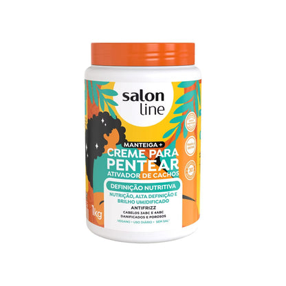 Hidrata y nutre intensamente el cabello, dejándolo suave, brillante y saludable. Además, proporciona acondicionamiento y alta definición. Una mezcla de manteca de karité, manteca de coco y manteca de aguacate proporciona una nutrición intensa y ayuda a prevenir la pérdida de hidratación, manteniendo los rizos hidratados, definidos y con un